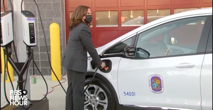 VP Harris confused on charging an electric car-918f26e2