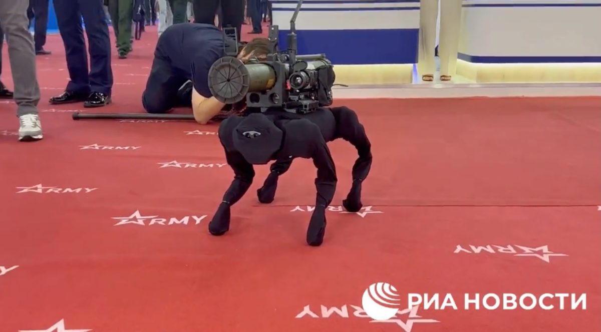 russian-army-expo-shows-off-robot-dog-carrying-rocket-launch_9fk3-6eff2571